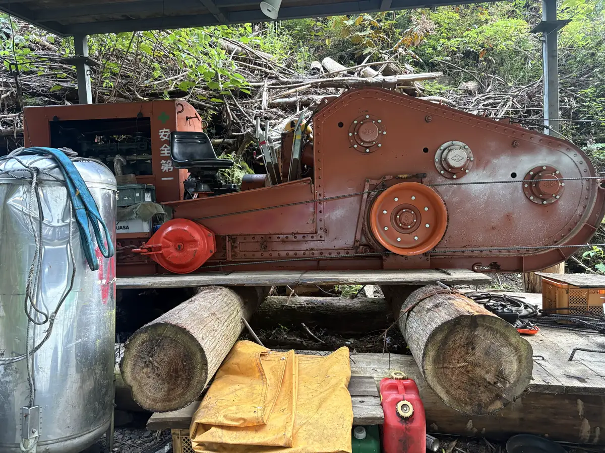 運転席に座って操作するタイプの集材機。現場の作業小屋に据え付けられている